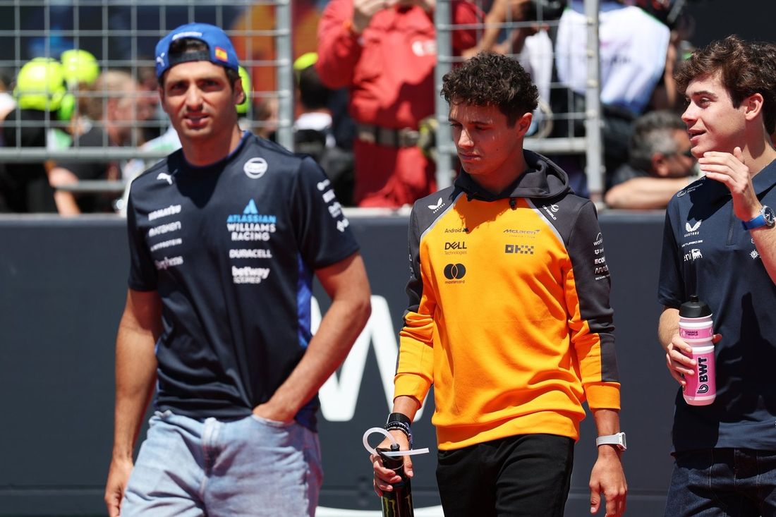 Lando Norris, McLaren, Oscar Piastri, McLaren, Carlos Sainz, Williams