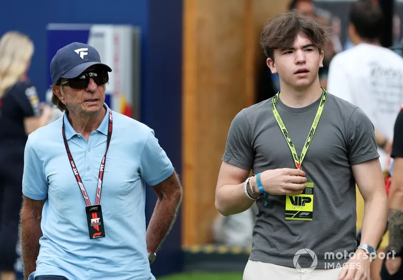  Emerson Fittipaldi et Emerson Fittipaldi Jr se promènent dans le Paddock 
