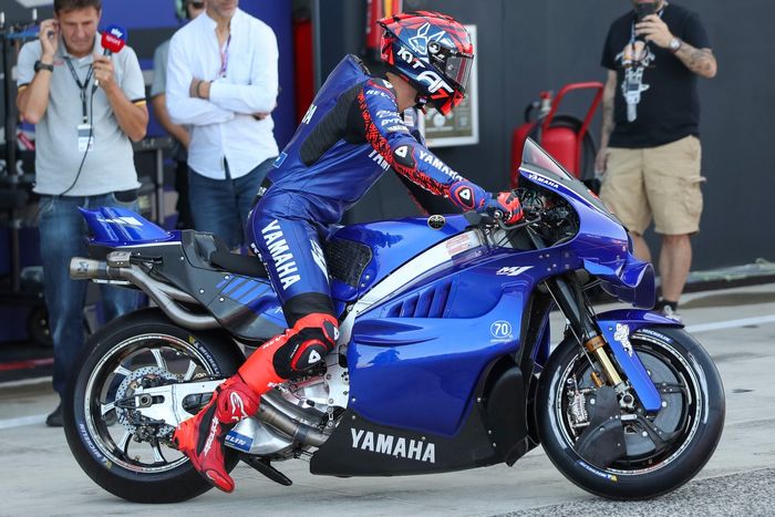 Аугусто Фернандес из Испании, ездя на велосипеде Monster Energy Yamaha Motogp (07), покидает свой гараж.