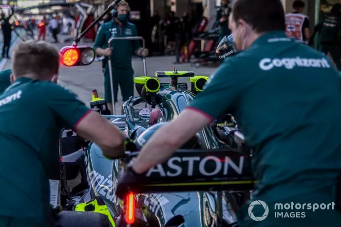 Mecánicos con Sebastian Vettel, Aston Martin AMR21, en el pit lane