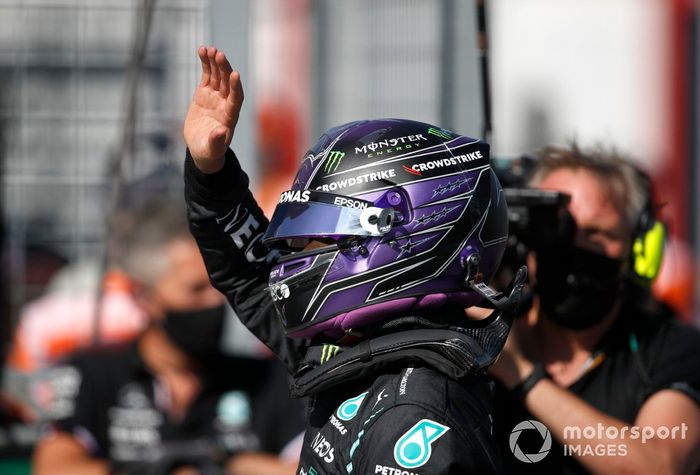 Ganador de la pole Lewis Hamilton, de Mercedes, en el Parc Ferme