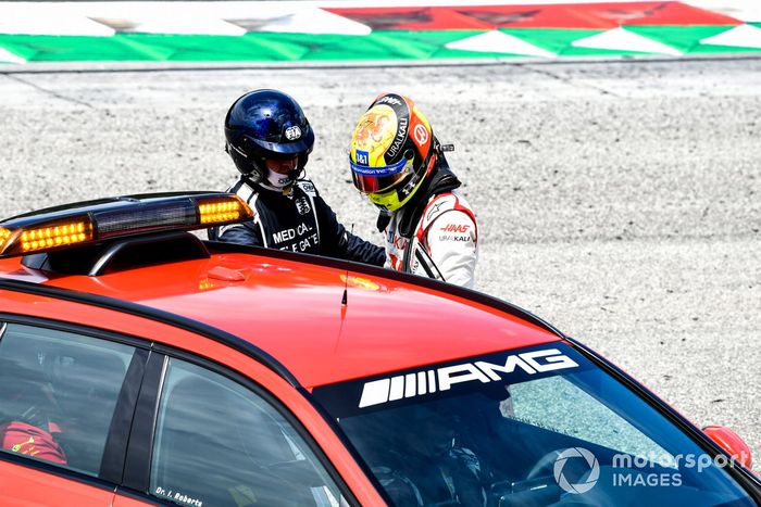 Mick Schumacher, Haas F1, es recibido por el delegado médico tras su accidente en la FP3