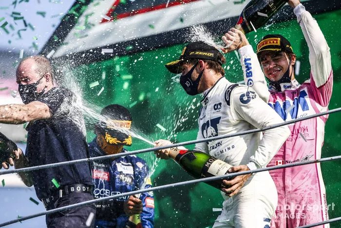 Podio: segundo lugar Carlos Sainz Jr., McLaren, ganador Pierre Gasly, AlphaTauri, y tercer lugar Lance Stroll, Racing Point