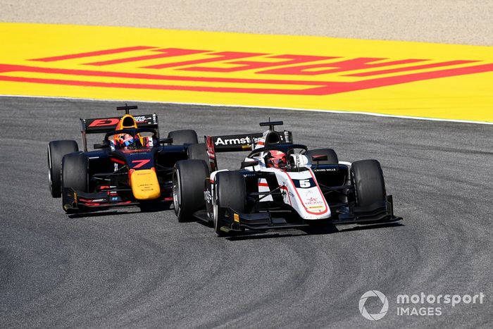 Marcus Armstrong, ART Grand Prix precede Yuki Tsunoda, Carlin 