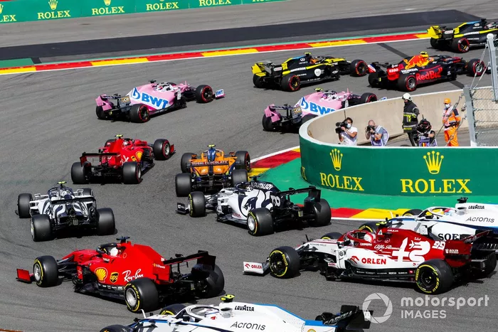 Pierre Gasly, AlphaTauri AT01 y Sebastian Vettel, Ferrari SF1000 al inicio