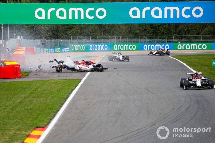 Antonio Giovinazzi, Alfa Romeo Racing C39 urta contro la barriera e la sua gomma colpisce la vettura di George Russell, Williams FW43