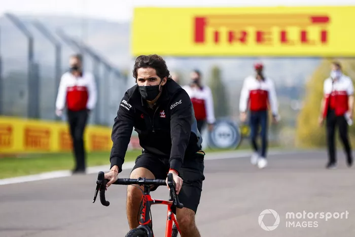 Un miembro de Haas F1 en Imola