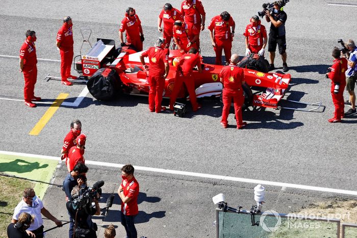 Charles Leclerc, de Ferrari, es entrevistado mientras el equipo de Ferrari prepara a Mick Schumacher para conducir el Ferrari F2004, con el que ganó el campeonato su padre