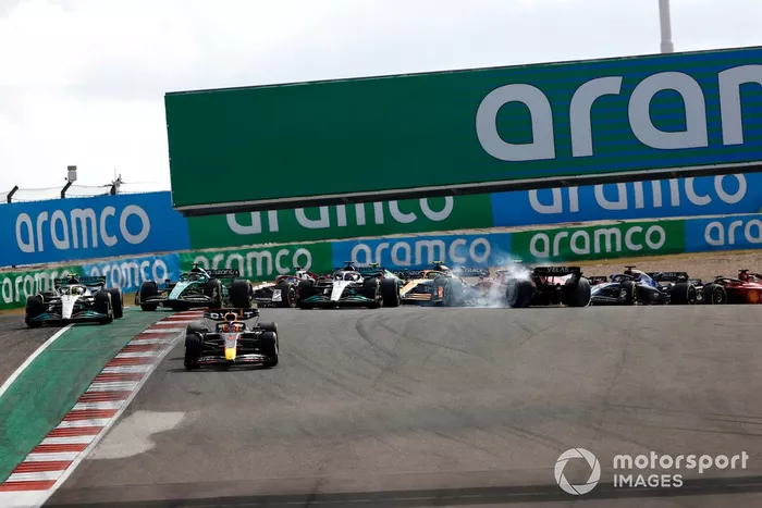 Max Verstappen, Red Bull Racing RB18, Lewis Hamilton, Mercedes W13, Lance Stroll, Aston Martin AMR22, George Russell, Mercedes W13, el resto del campo mientras Carlos Sainz, Ferrari F1-75, hace un trompo en la primera vuelta