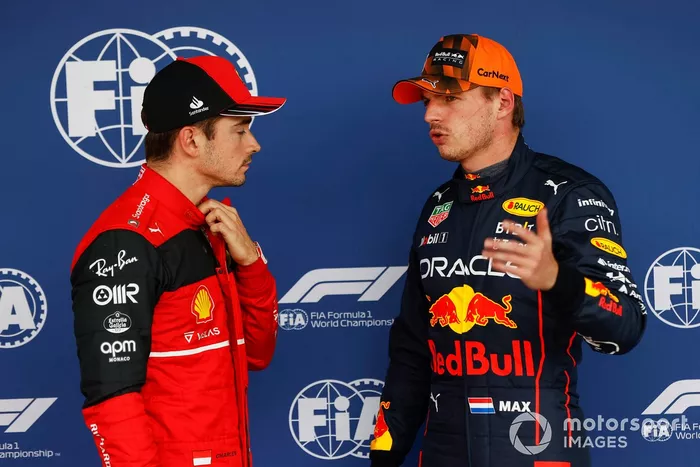 Charles Leclerc, Ferrari, habla con el ganador de la pole Max Verstappen, Red Bull Racing