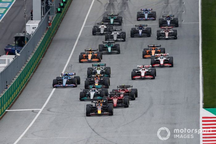 Max Verstappen, Red Bull Racing RB18, Charles Leclerc, Ferrari F1-75, Carlos Sainz, Ferrari F1-75, George Russell, Mercedes W13, el resto en la salida