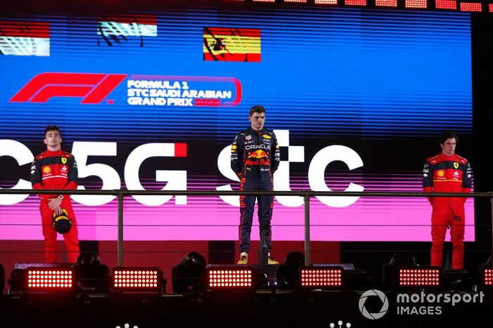 Podio: segundo lugar Charles Leclerc, Ferrari, ganador Max Verstappen, Red Bull Racing, tercer lugar, Carlos Sainz Jr., Ferrari