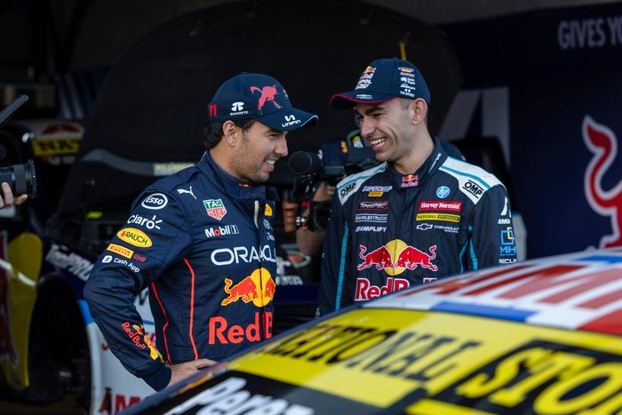 Sergio Pérez, Red Bull Racing conduce el V8 Supercar de Broc Feeney  