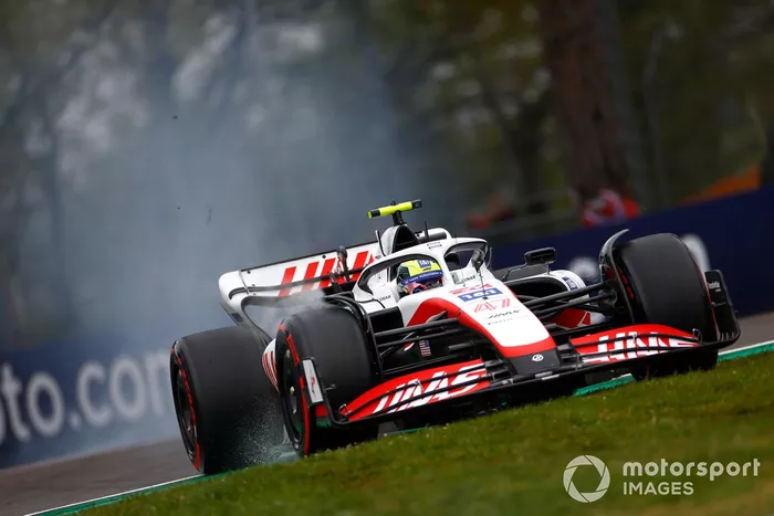 Mick Schumacher, Haas VF-22, sobre la hierba