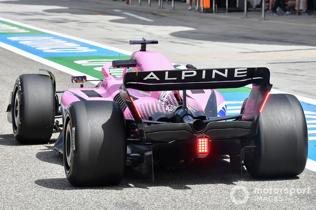 Vista trasera del coche de Fernando Alonso, Alpine A522


