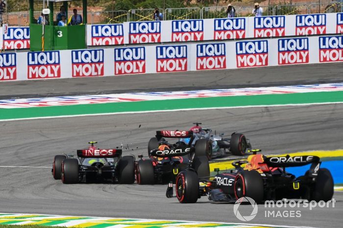 Max Verstappen, Red Bull Racing RB18, choca con Lewis Hamilton, Mercedes W13