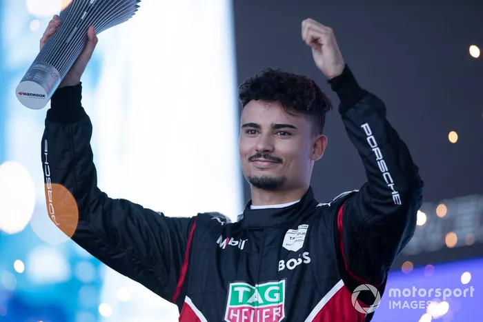 Pascal Wehrlein, Porsche, 2ª posición, levanta su trofeo