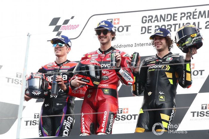 Podio: ganador Francesco Bagnaia, Ducati Team, segundo lugar Maverick Viñales, Aprilia Racing Team, tercer lugar Marco Bezzecchi, VR46 Racing Team