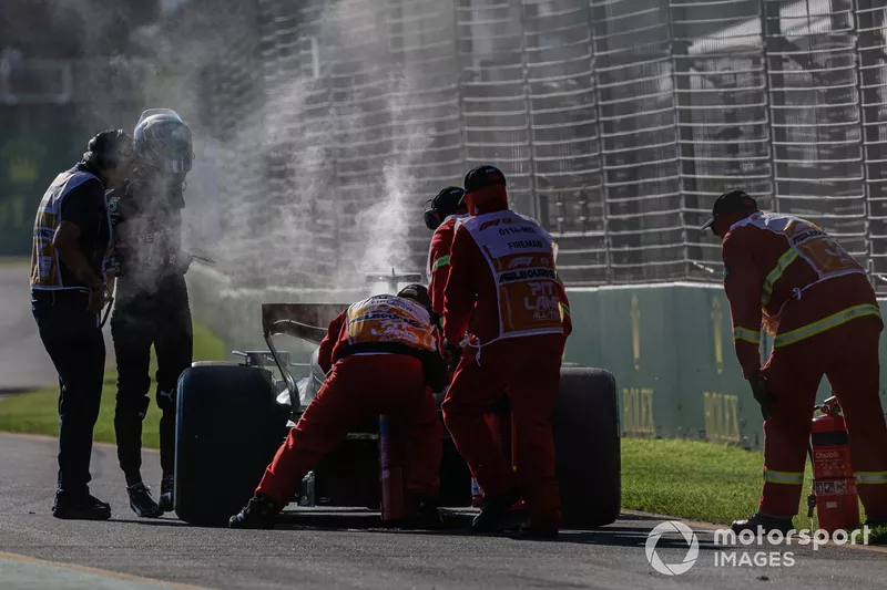 I commissari spengono l'incendio dalla Mercedes F1 W14 di George Russell