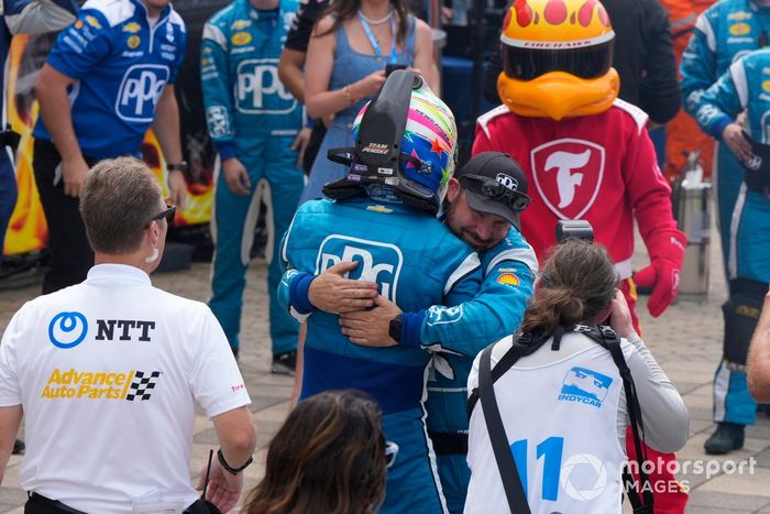 Josef Newgarden, Chevrolet del equipo Penske, celebra en el Victory Lane