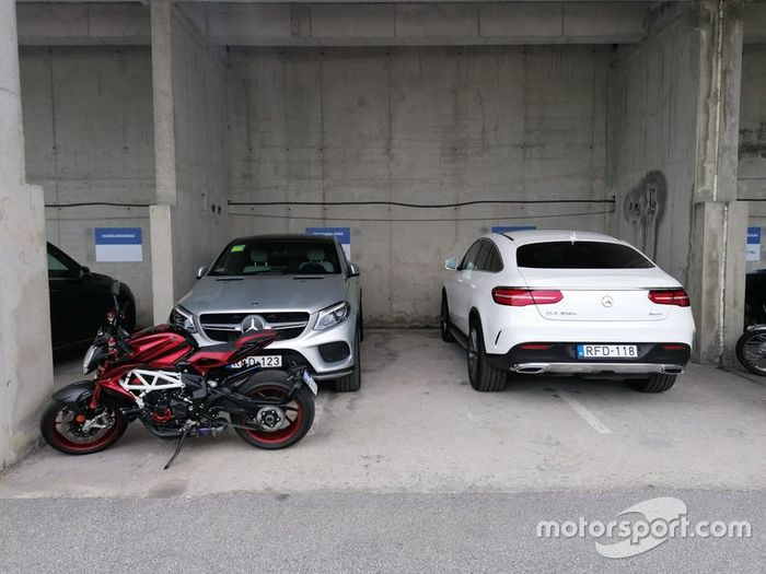 Los coches de calle de los pilotos de Mercedes en Hungaroring... y la moto de Hamilton