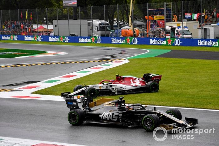 Romain Grosjean, Haas F1 Team VF-19, pasa como Antonio Giovinazzi, Alfa Romeo Racing C38, gira