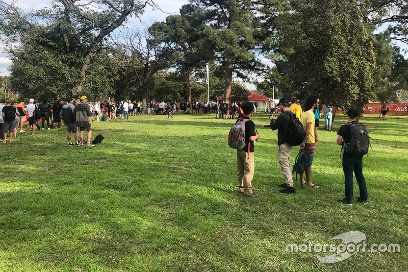 Filas de fans fuera de la puerta 10