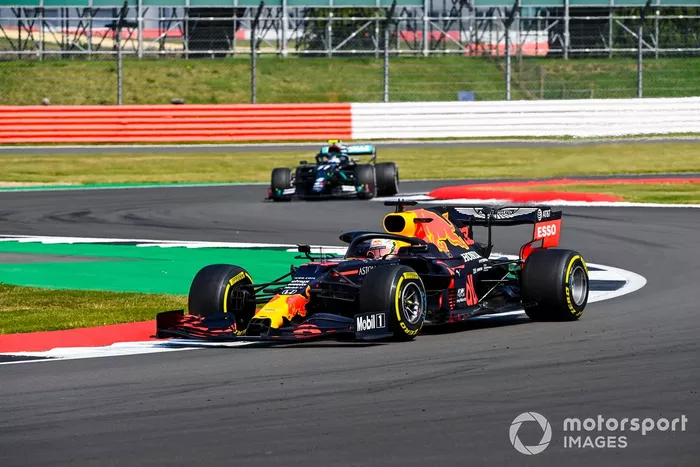 Max Verstappen, Red Bull Racing RB16, Valtteri Bottas, Mercedes F1 W11
