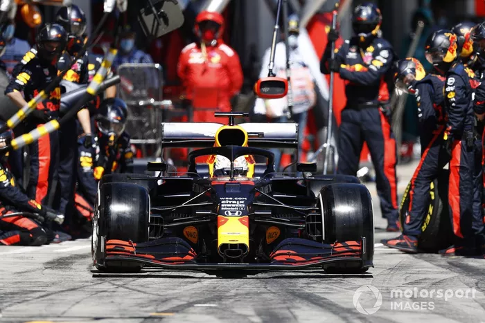 Max Verstappen, Red Bull Racing RB16, regresa a los pits y se retira