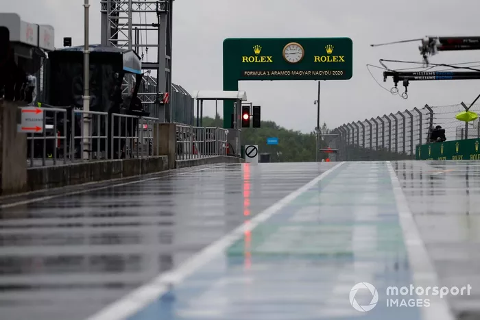 La lluvia empapa el pit lane