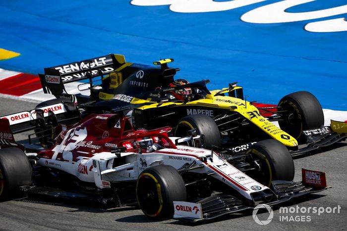 Kimi Raikkonen, Alfa Romeo Racing C39, Esteban Ocon, Renault F1 Team R.S.20