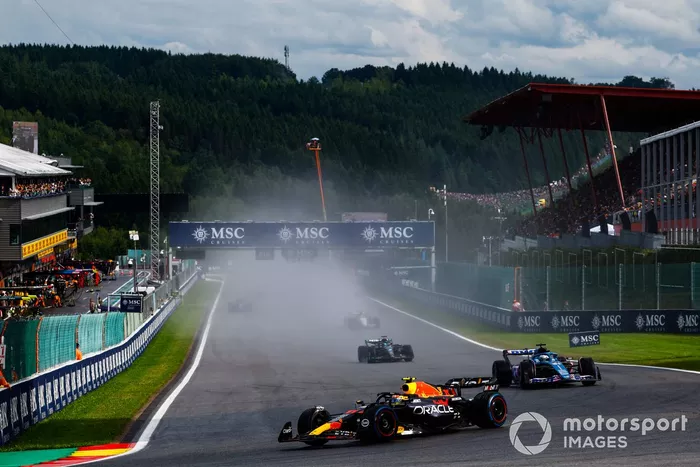 Sergio Pérez, Red Bull Racing RB19, Esteban Ocon, Alpine A523, George Russell, Mercedes F1 W14
