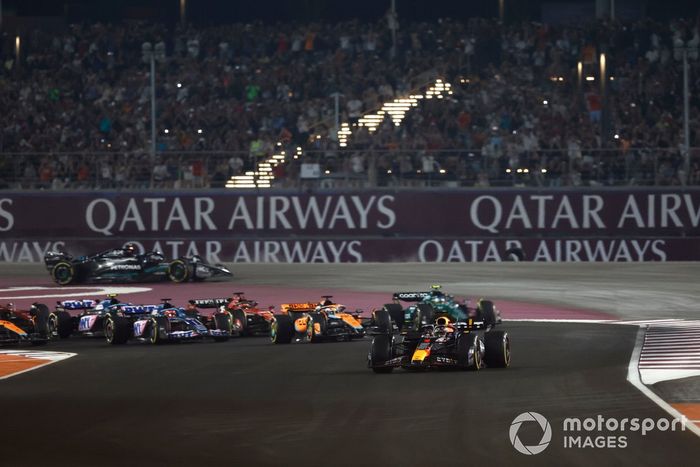 Max Verstappen, Red Bull Racing RB19, Oscar Piastri, McLaren MCL60, Esteban Ocon, Alpine A523, Fernando Alonso, Aston Martin AMR23, Lando Norris, McLaren MCL60, el resto de la parrilla mientras Lewis Hamilton, Mercedes F1 W14, se cae al fondo tras un cont