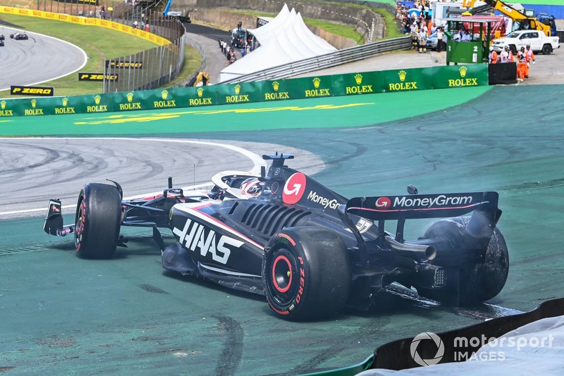Kevin Magnussen, Haas VF-23, se cae en la salida tras un contacto con Alex Albon, Williams FW45