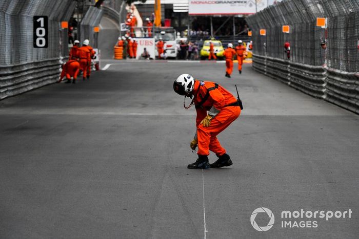 Comisarios limpian la pista