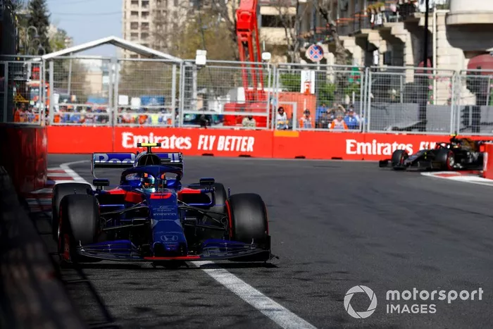 Alexander Albon, Toro Rosso STR14, Kevin Magnussen, Haas F1 Team VF-19