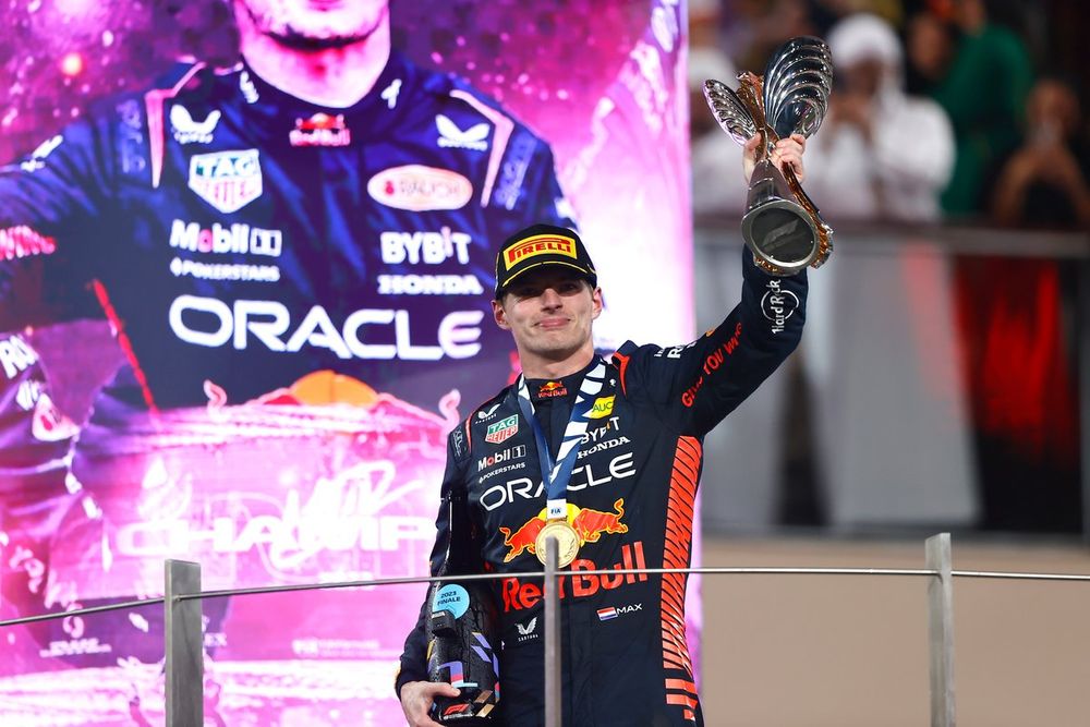 Max Verstappen, Red Bull Racing, levanta su trofeo en el podio.