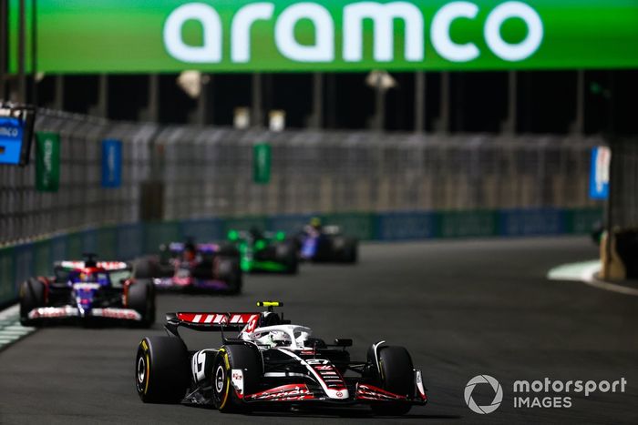 Nico Hulkenberg, Haas VF-24, Daniel Ricciardo, RB F1 Team VCARB 01