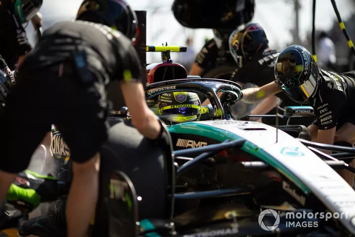 Les mécaniciens s'entraînent à un arrêt au stand avec Lewis Hamilton, Mercedes F1 W15