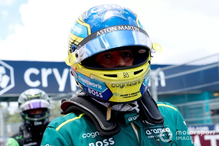 Fernando Alonso, Aston Martin F1 Team, en Parc Ferme tras el Sprint