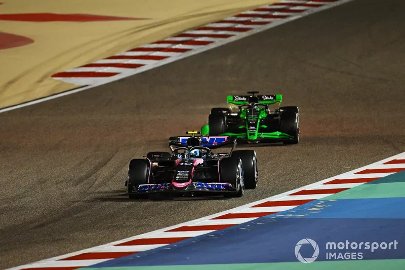 Pierre Gasly, Alpine A524, Valtteri Bottas, Stake F1 Team Kick Sauber C44