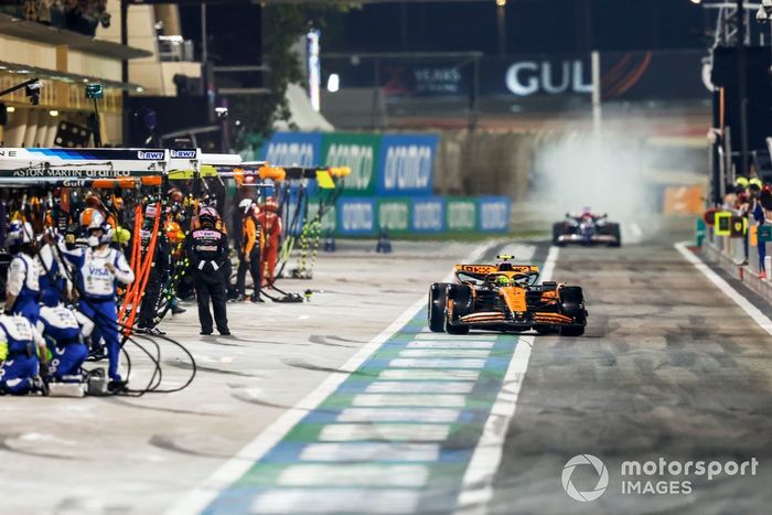 Lando Norris, McLaren MCL38, en boxes