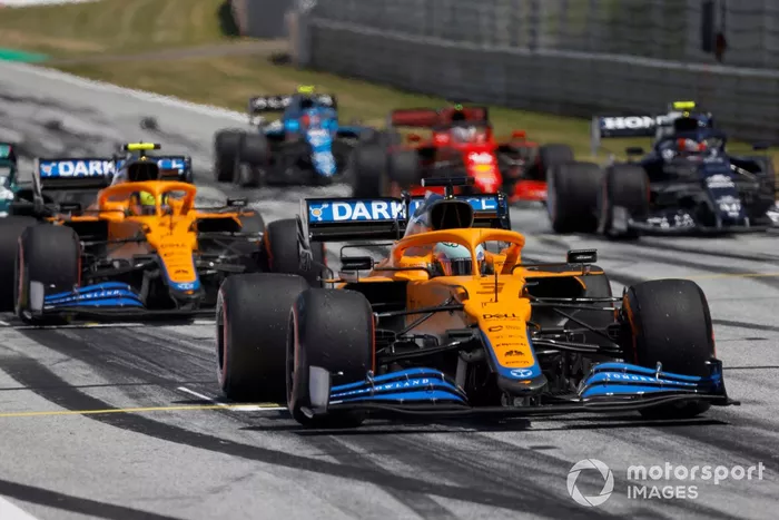 Daniel Ricciardo, McLaren MCL35M, Lando Norris, McLaren MCL35M, Pierre Gasly, AlphaTauri AT02, y otros pilotos practican una salida de carrera al final de la FP3