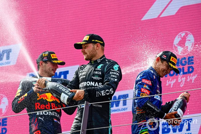 Podio: segundo lugar Valtteri Bottas, Mercedes, ganador Max Verstappen, Red Bull Racing , tercer lugar Lando Norris, McLaren