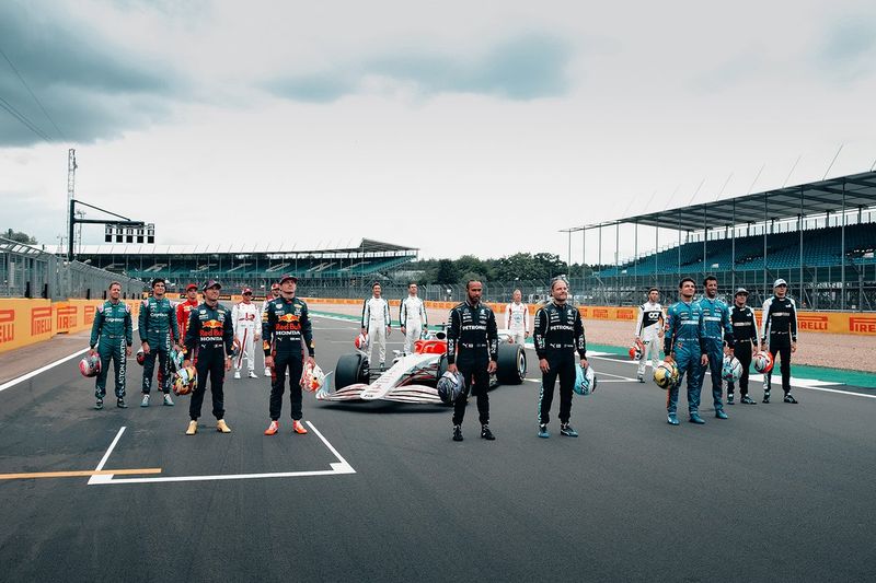 Drivers group photo with the 2022 F1 car 