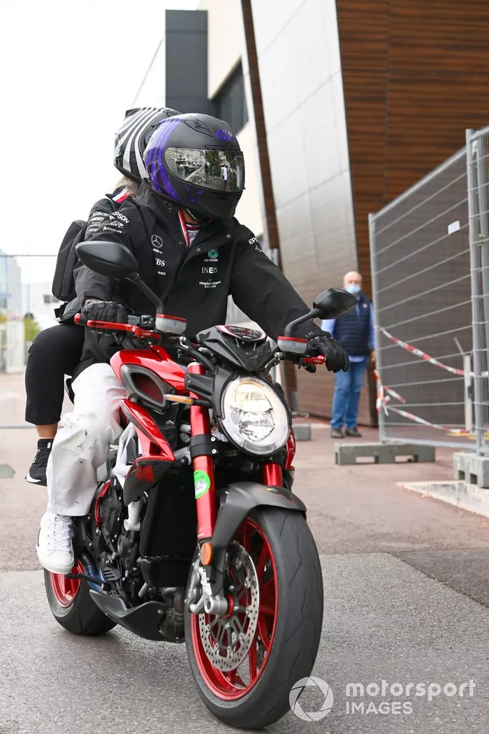 Lewis Hamilton, Mercedes, en moto