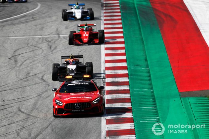 El Safety Car al frente de Alice Powell, Sarah Moore, Beitske Visser