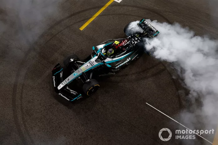 Lewis Hamilton, Mercedes F1 W15, fait des donuts à la fin de la course