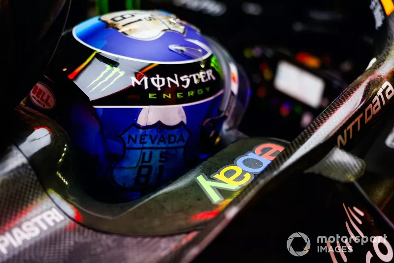 Oscar Piastri, McLaren F1 Team, dans le cockpit