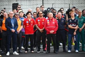 Drivers and team personnel gather to remember the late Eddie Jordan
